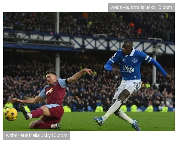 沃特金斯4月状态持续 维拉4-3桑德兰关键作用
